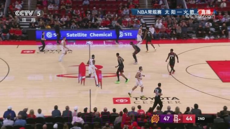 杜兰特遭包夹分球 芬尼·史密斯三分得手 杜兰特遭包夹分球 芬尼·史密斯三分得手